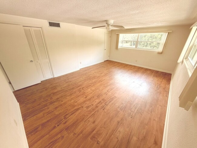 Building Photo - 8915 Silver Lake Dr
