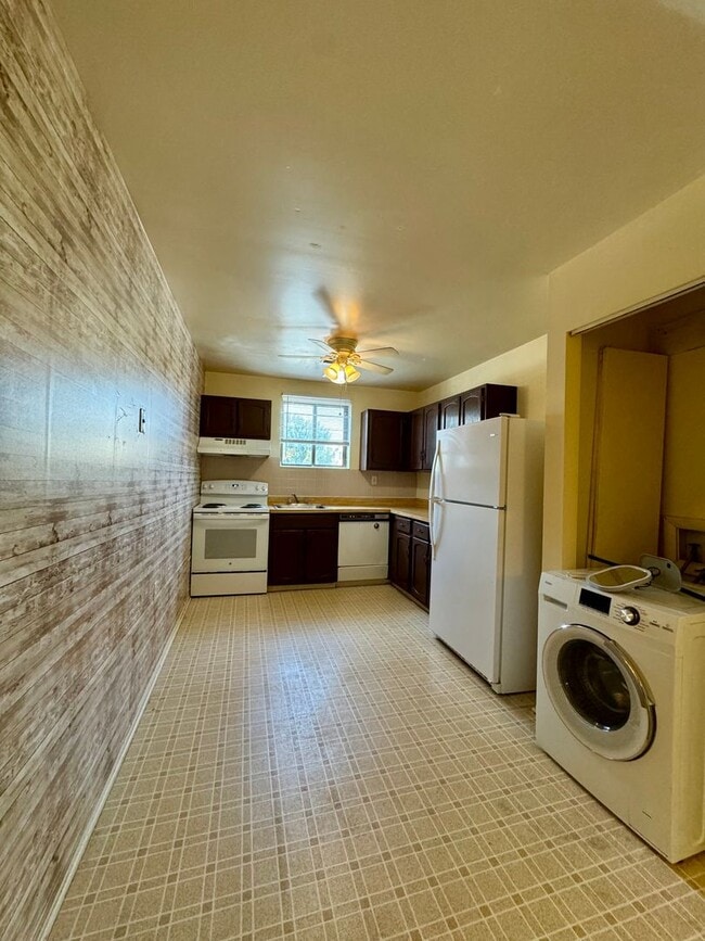 Building Photo - 2 Bedroom Condo in Pikesville/Courthaven