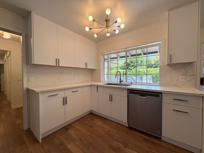 Building Photo - Stunning 4-Bedroom Home with Pool, Solar P...