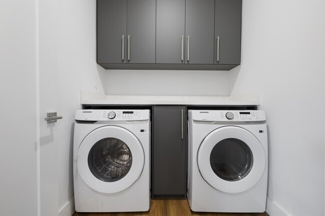 Building Photo - 807 SW 12th Ave