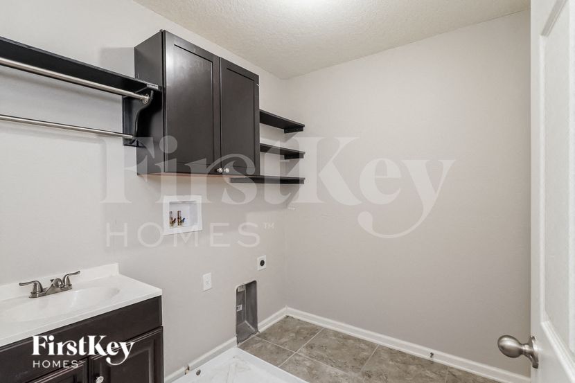 Building Photo - 3708 Statham Dr