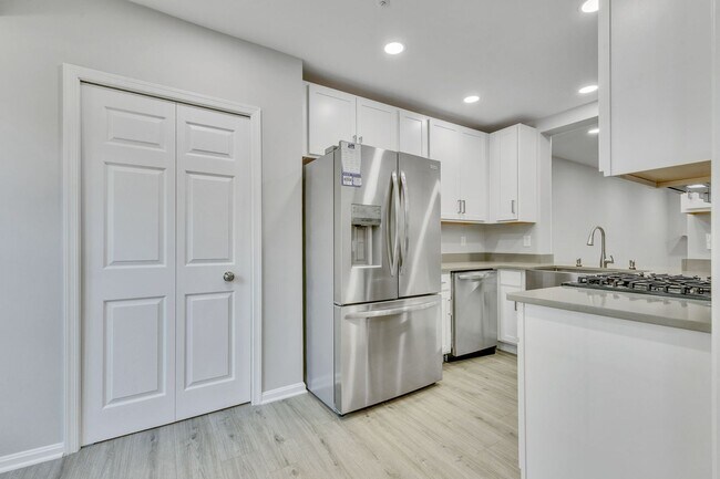 Building Photo - Stylish Condo Near Van Dorn Metro with Dual En Suites