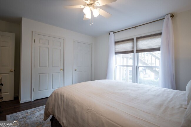 Building Photo - 210 E Cloverhurst Ave