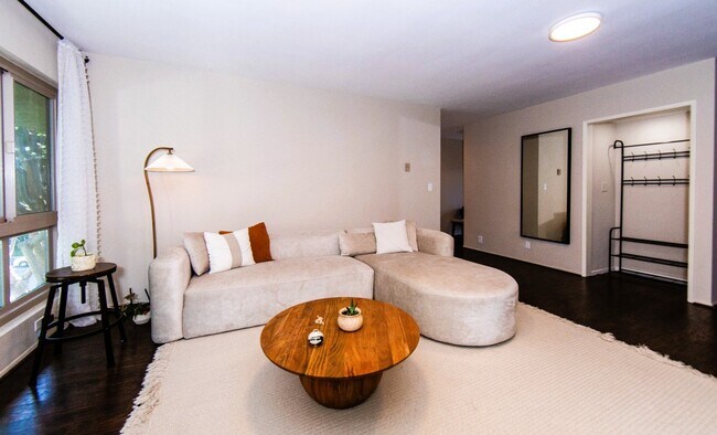 Building Photo - 6001 Canterbury Dr