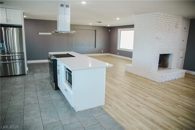 Building Photo - 2580 E Hacienda Ave