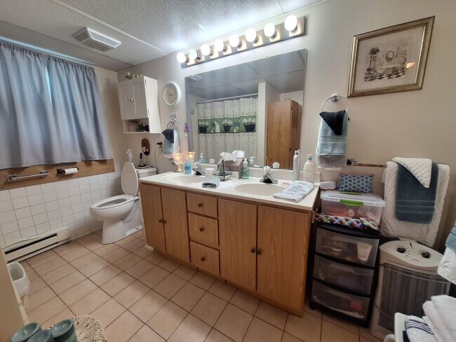 Building Photo - LARGE 3 Bedroom Apartment - AVAILABLE SEPTEMBER