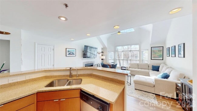 Building Photo - 521 N Graham St