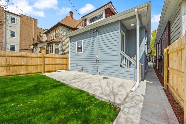 Building Photo - 7010 S Prairie Ave