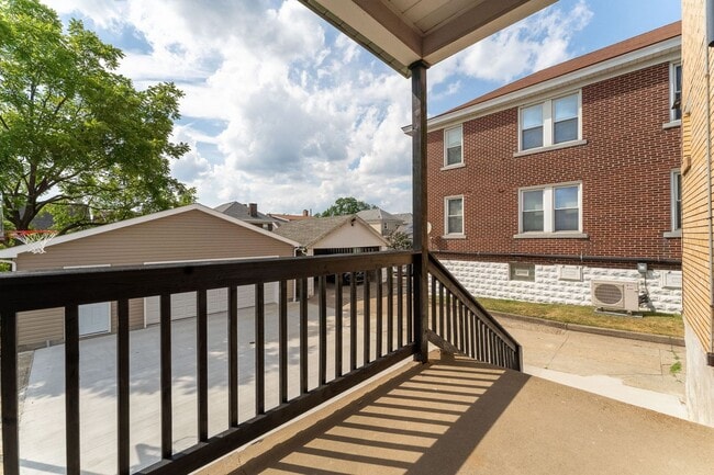 Building Photo - Beautiful 5 Bedroom, 2 Bathroom in Mt.Lebanon- Original Hardwood Floors and Garage