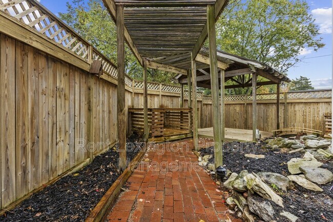 Building Photo - 265 Zandale Dr