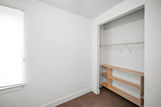 Building Photo - 635 E Azalea Ave