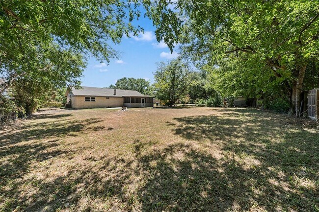 Building Photo - 705 Rosedale Dr