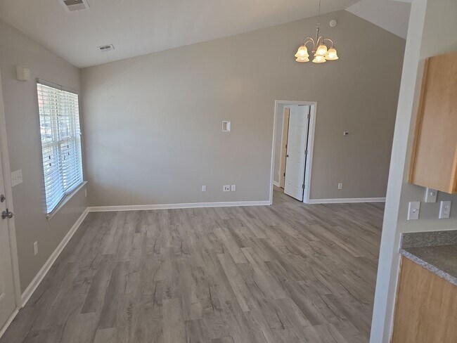 Building Photo - 3 Bed 2 bath house Right off of Rosewood, Walking distance to USC Events and Stadium