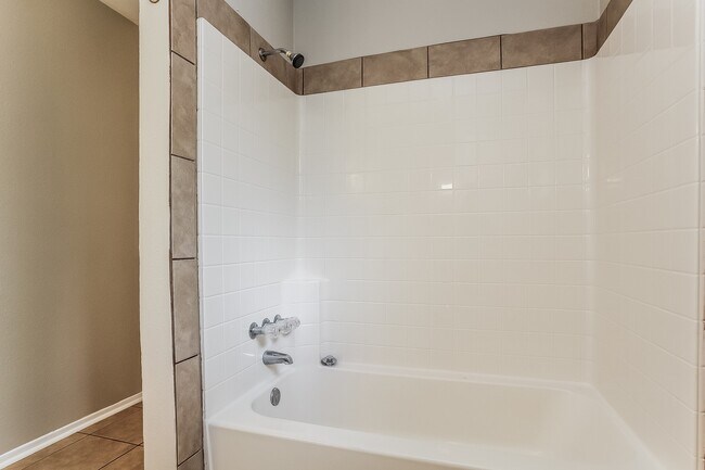 Building Photo - 9 W Bigelow Oak Ct