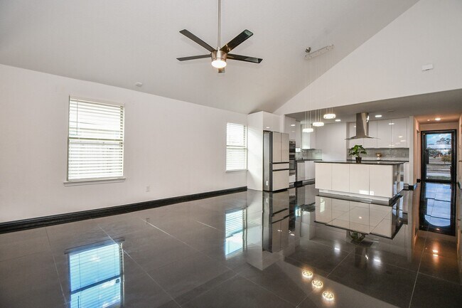 Building Photo - 2015 Treasure Mountain Dr