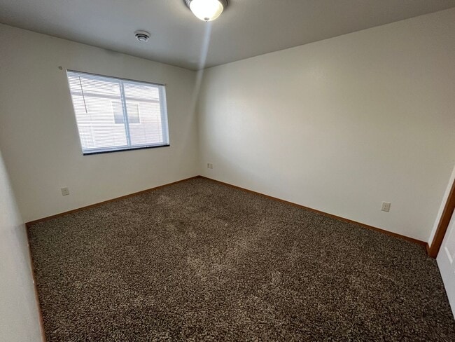 Building Photo - 2 Bedroom /1 Bath Apartment!