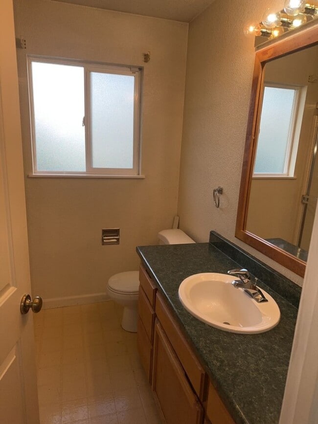 Building Photo - 3 Bedroom 2 Bath Home Located in the Cutten/Ridgewood Area