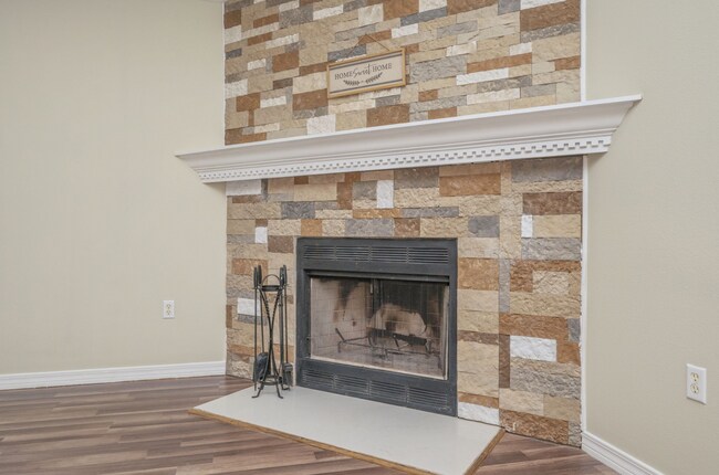 Building Photo - 4 bedroom 2 bathroom