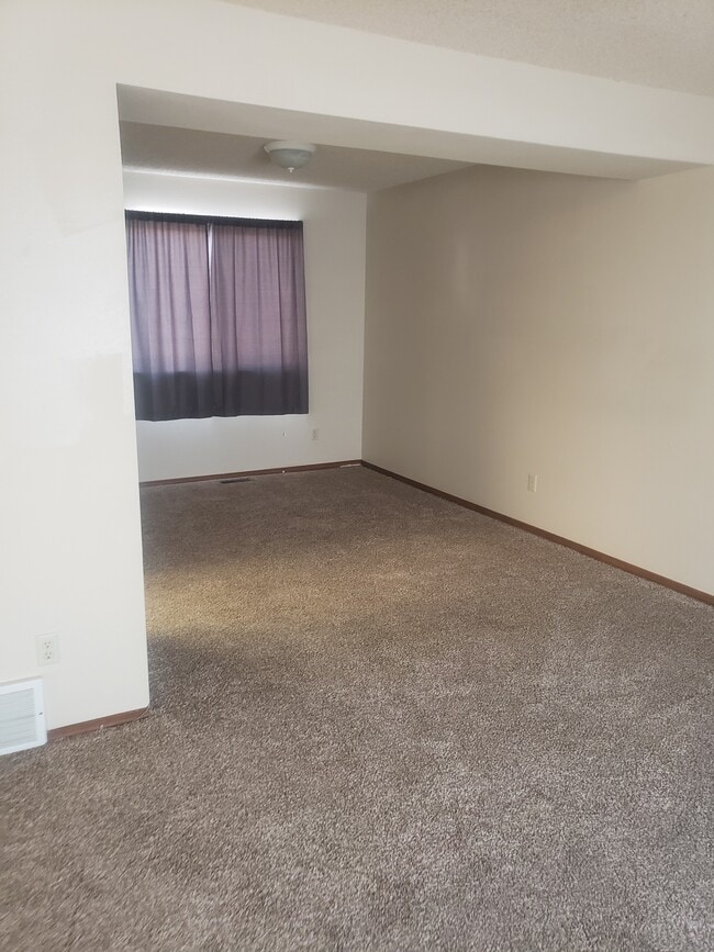 Building Photo - 6465 Chantilly Pl