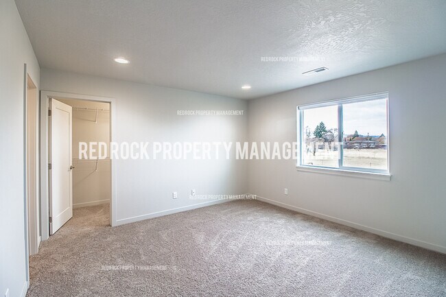 Building Photo - 323 Woodlawn Ln