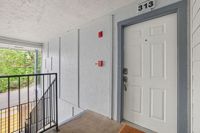 Building Photo - 13085 W Cedar Dr