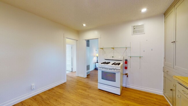 Building Photo - Charming Two Bedroom In the Heart of Downtown Kent !