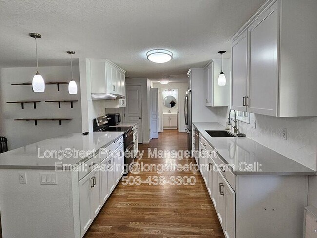 Building Photo - 8645 SW Avery St