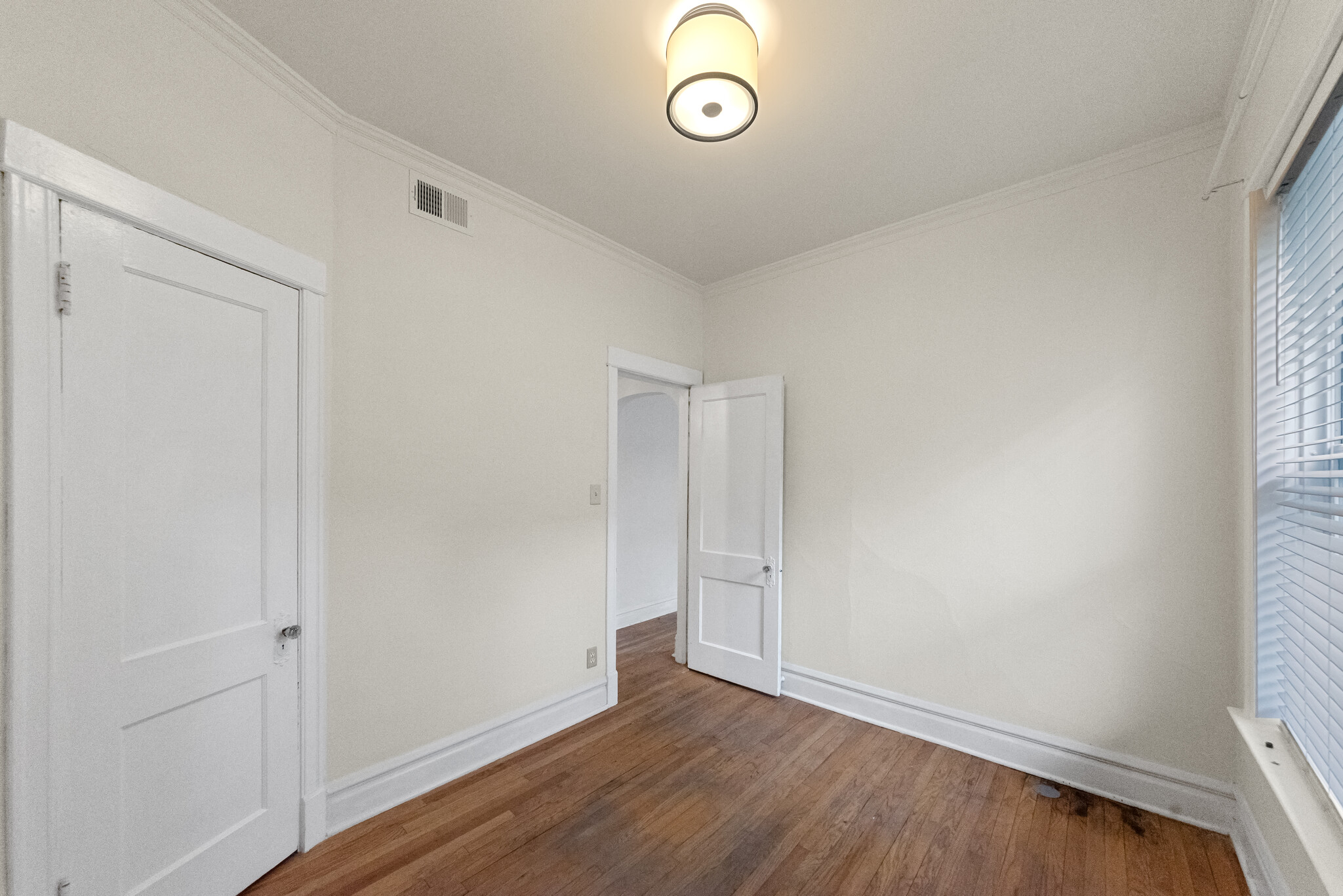 Building Photo - 1353 W Catalpa Ave