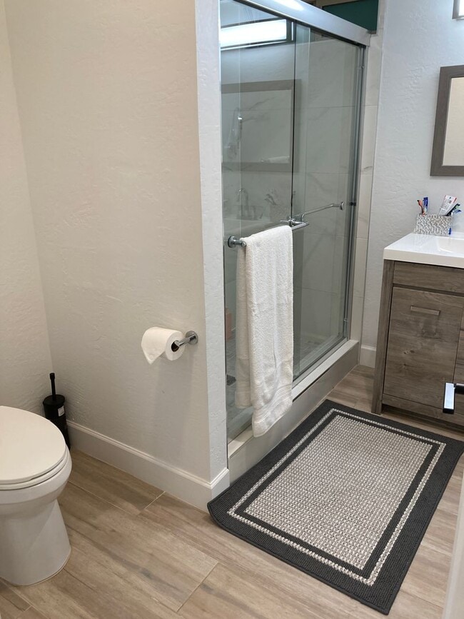 Building Photo - Gorgeous, modern, remodeled, furnished ren...