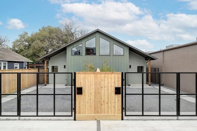 Building Photo - 1717 Airline Dr