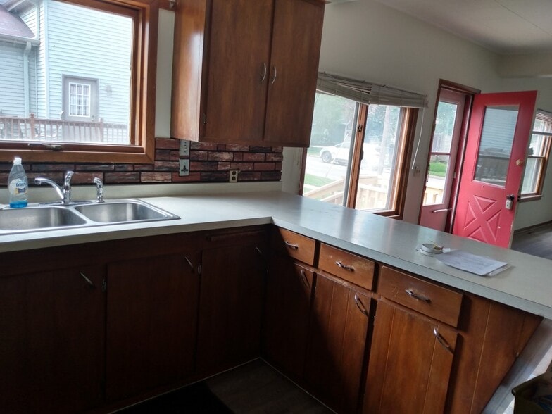 Abundant cabinetry - 406 E Beacon Ave