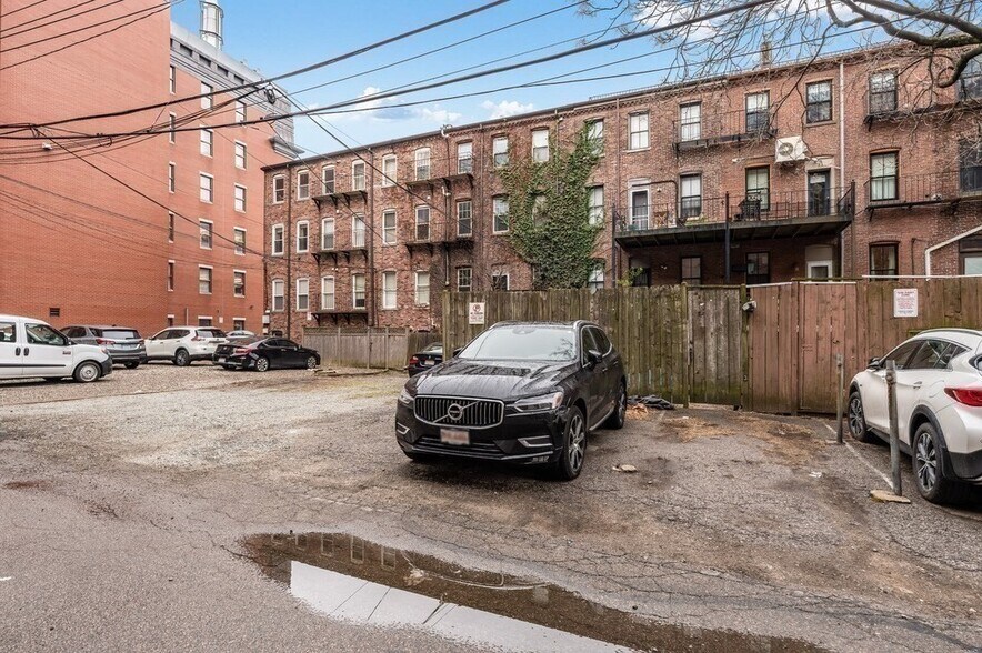 Building Photo - 102 E Brookline St