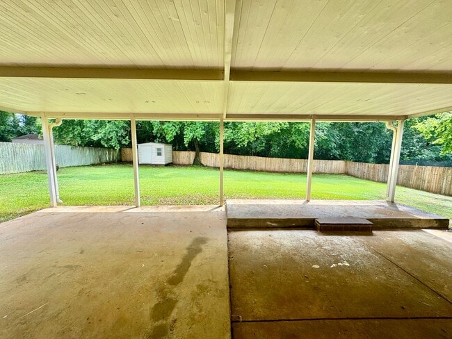 Building Photo - 3- Bedroom Gem !!