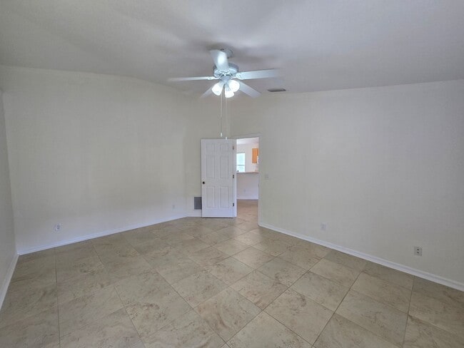 Building Photo - 4 Bedroom 2 Bathroom in Waterford Lakes