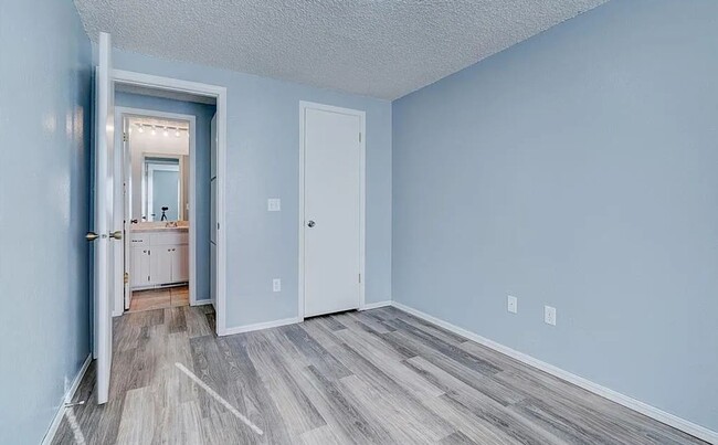 Building Photo - 3 bed two bath in Yukon, clean , updated a...