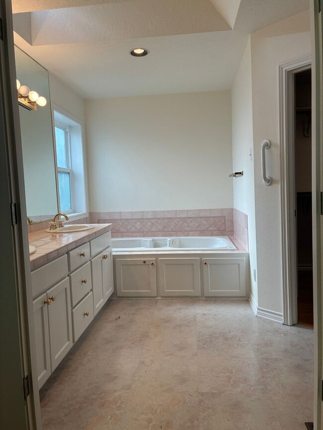 Building Photo - Arranmore 2 Bedroom with Den Available Now !