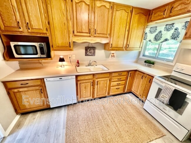Building Photo - 709 Thornberry Dr