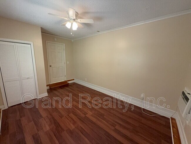 Building Photo - 7401 Bernadette Dr