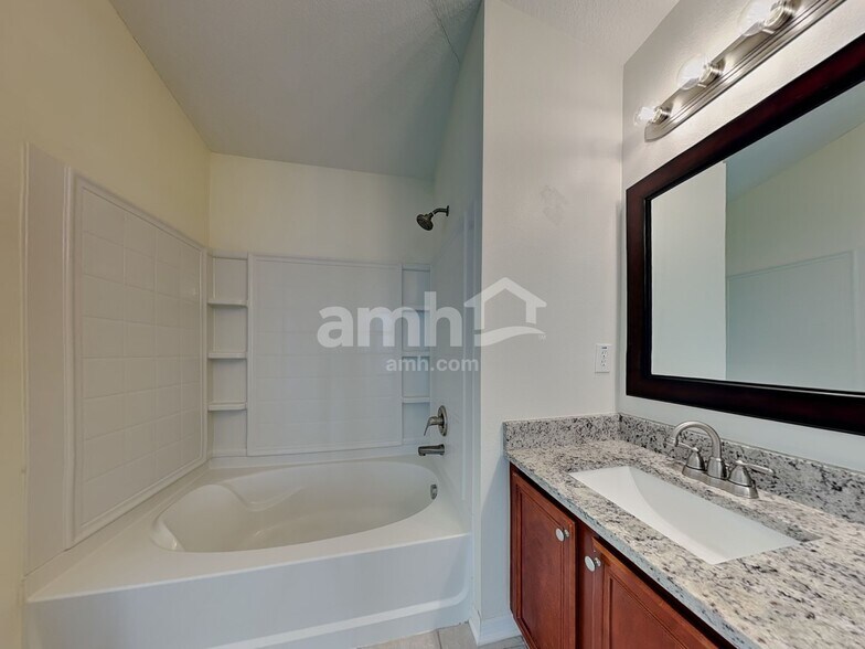 Building Photo - 9848 Edmonton Dr