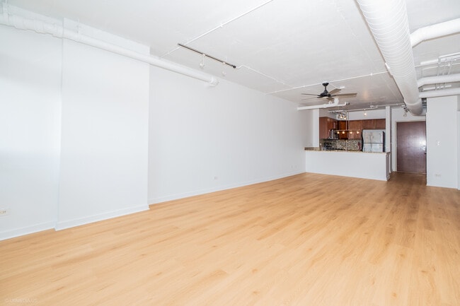 Building Photo - 1610 W Fullerton Ave