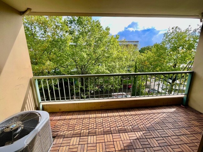 Building Photo - Modern 2-Bed, 2-Bath Downtown Condo with P...
