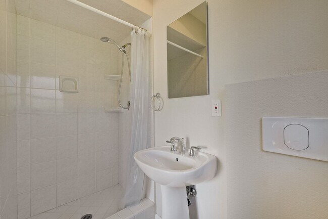 Building Photo - Awesome Home Located in a Quiet Tree Line ...