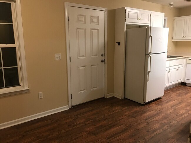 Building Photo - 5606 Landings Pkwy