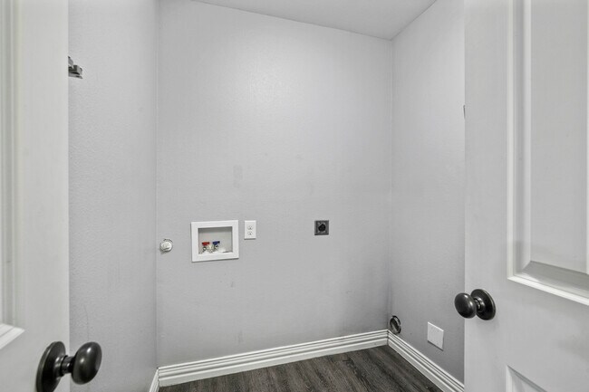Building Photo - 401 Maple Row