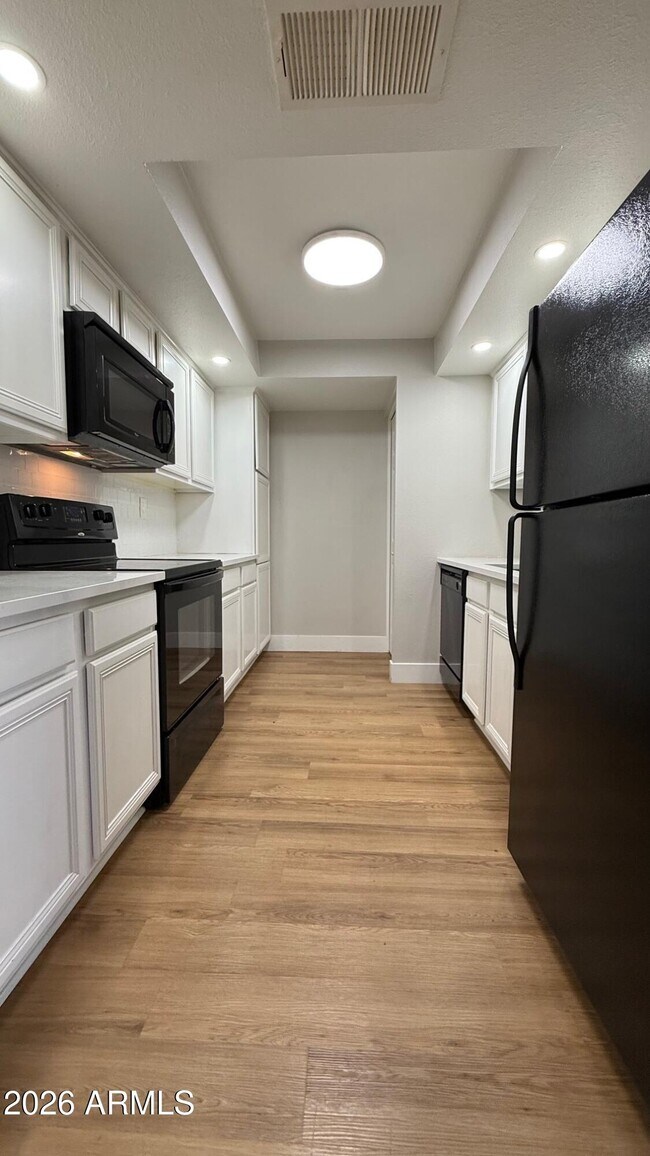 Building Photo - 8500 E Indian School Rd