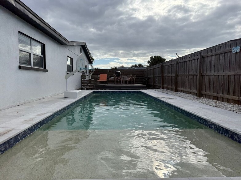 Building Photo - 2608 Sheridan Dr