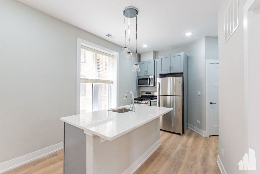 Building Photo - 428 W Belden Ave