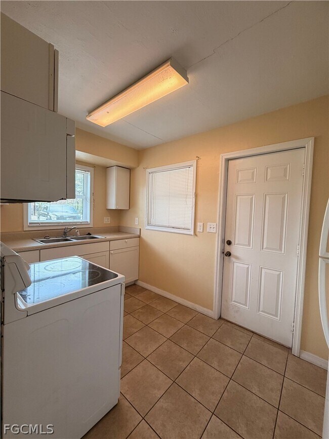 Building Photo - 1906 Coronado Rd