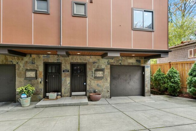 Building Photo - Luxurious Air-Conditioned Leschi View Townhome