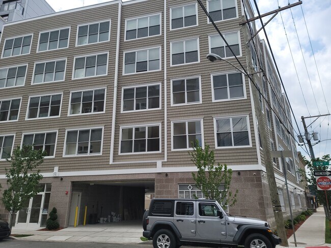 Building Photo - 52 Elm St